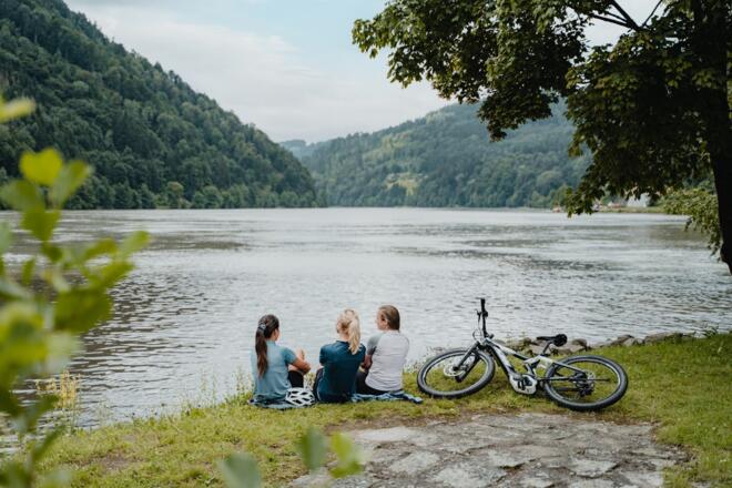 Radfahrerinnen Gasthof Gierlinger Obermühl an der Donau