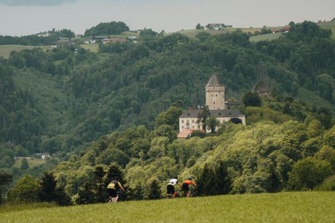 Mountainbiker beim Schloss Neuhaus