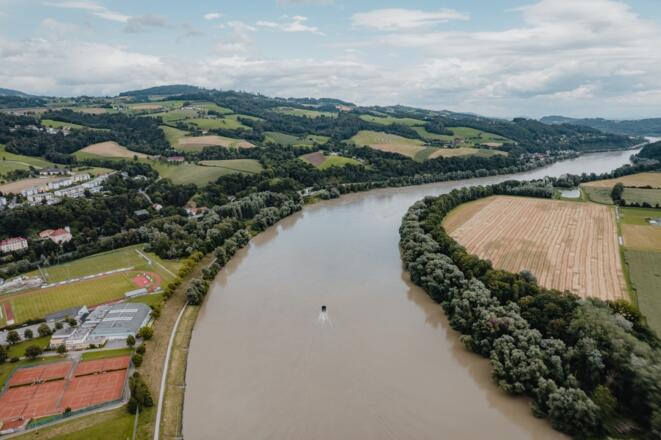Radfähre `Donaubus` auf der Donau von Ottensheim nach Linz