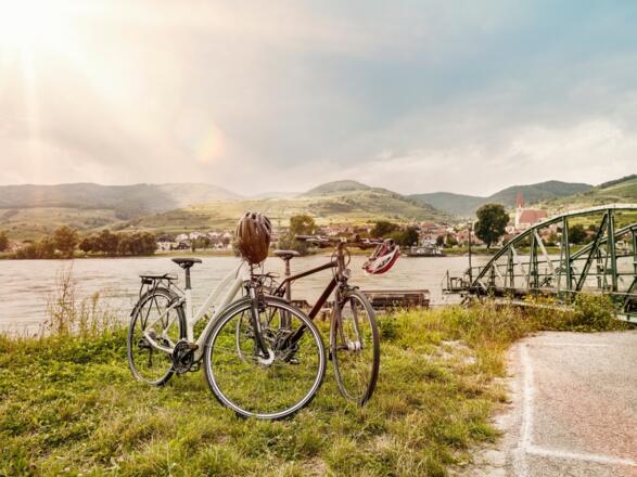 Rast am idyllischen Donauradweg in der Wachau