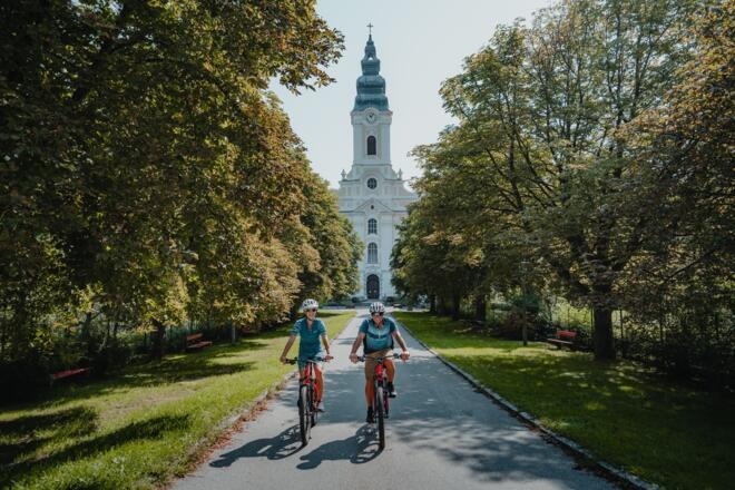 Radfahrer am Donauradweg Stift Engelszell