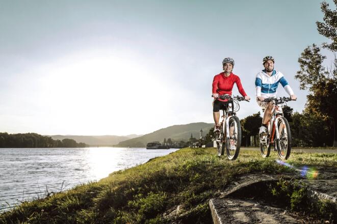 Radfahren am nördlichen Donauufer in Niederösterreich