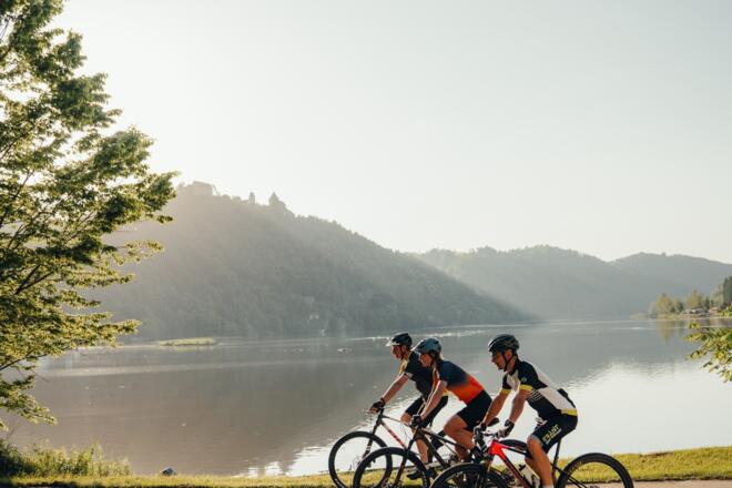Mountainbiker fahren an der Donau in Obermühl