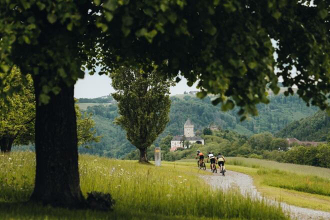 Mountainbiker beim Schloss Neuhaus