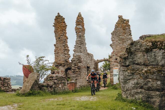 Mountainbiker fahren bei der Ruine Waxenberg