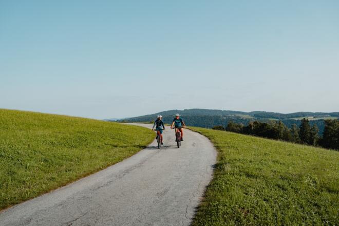 Radfahrer am Panoramablick Donautal Gemeinde St. Aegidi am Donauradweg Thron Flenkental