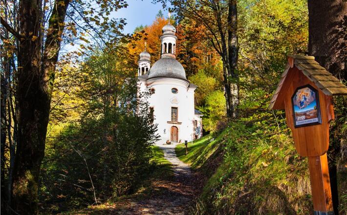 Der Kunterweg mit den Stationen des Kreuzweges