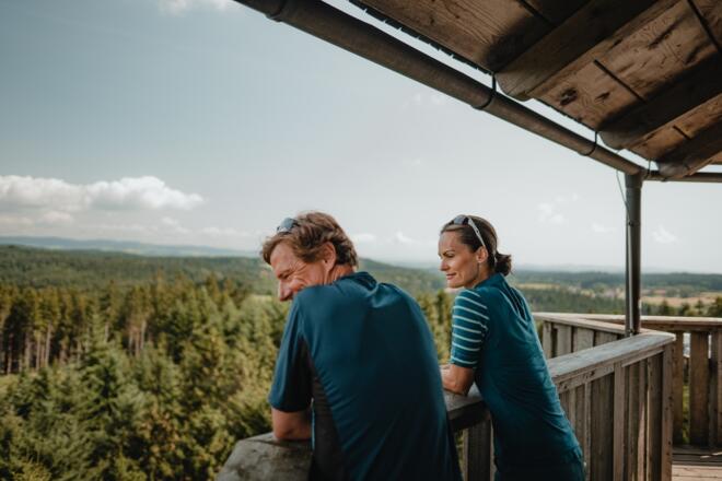 Radfahrer auf dem Baumkronenweg Kopfing