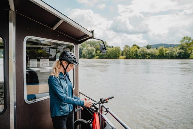 Radfahrer auf dem Donaubus