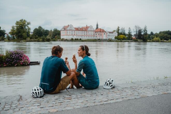 Radfahrer essen Eis in Schärding