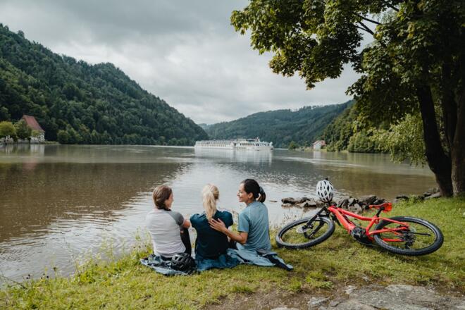 Radfahrerinnen Gasthof Gierlinger Obermühl an der Donau