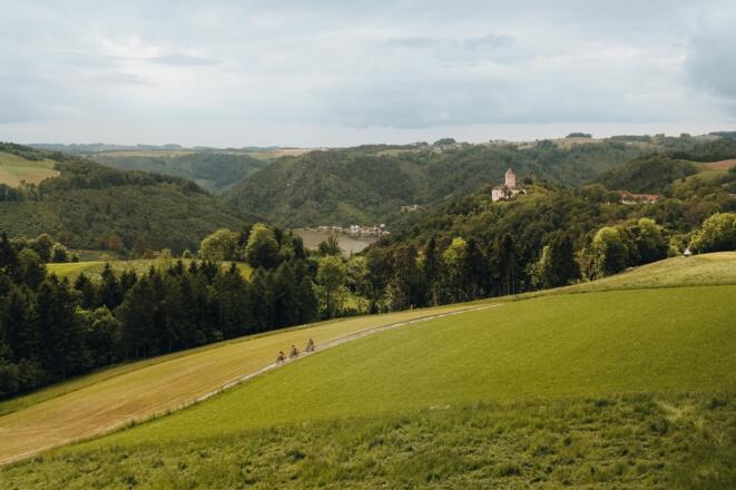 Mountainbiker fahren in der Nähe von Schloss Neuhaus