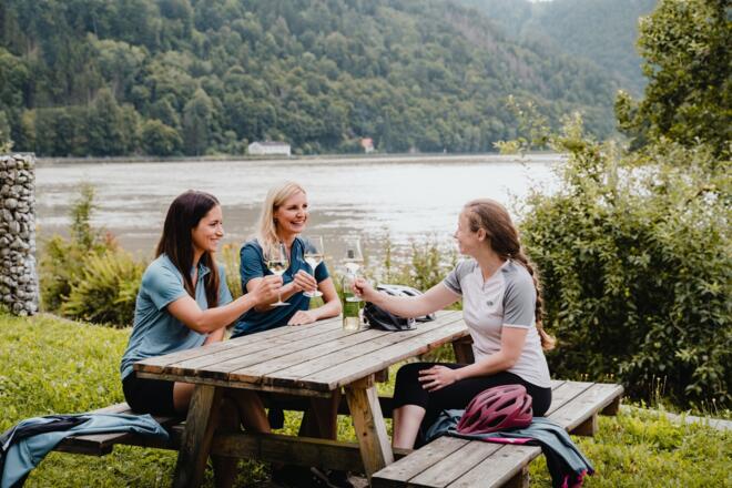 Radfahrer in der Donautaler Mostkellerei Obermühl an der Donau
