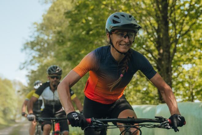 Mountainbiker fahren bei der Ameisbergwarte