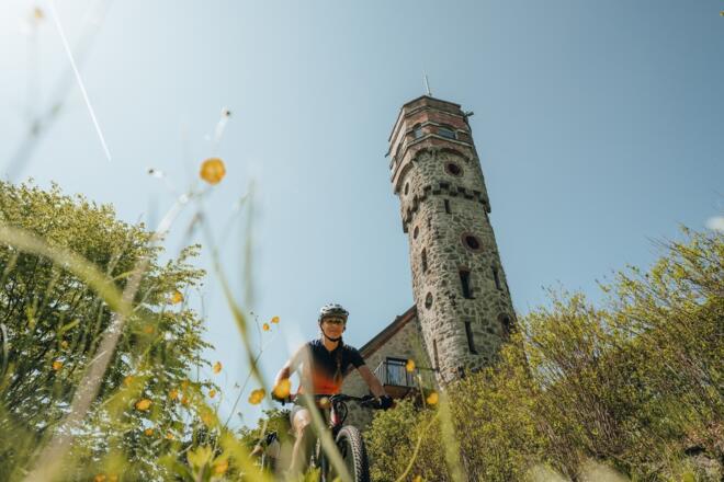 Mountainbikerin fährt bei der Ameisbergwarte