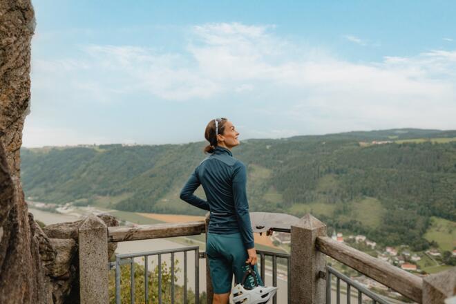 Radfahrer auf der Aussichtsplatform Penzenstein Neustift