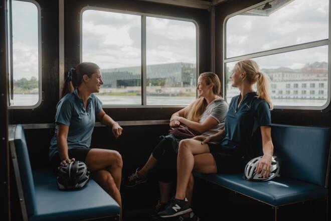 Radfähre `Donaubus` auf der Donau von Ottensheim nach Linz