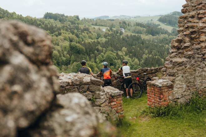 Mountainbiker bei der Ruine Waxenberg