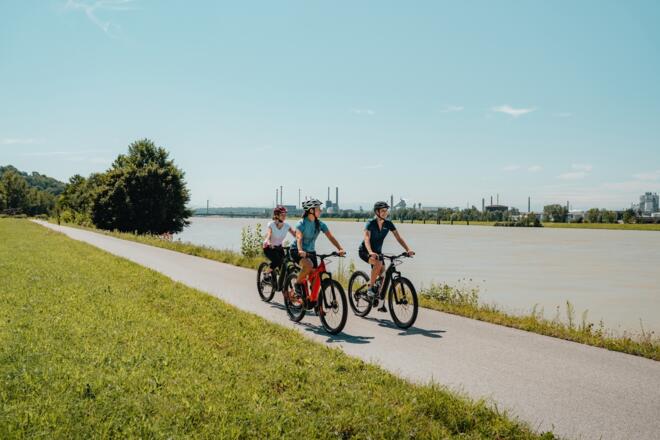 Radfahrerin an der Donau Linzer Riviera