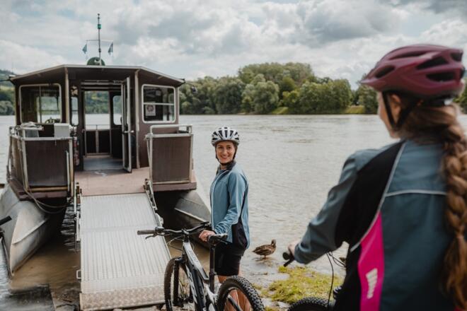 Radfahrerinnen vor dem Donaubus Ottensheim