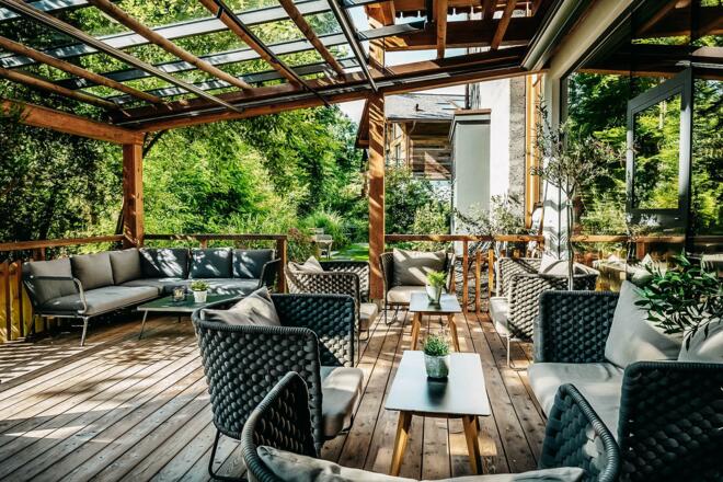 Bachterrasse und Garten