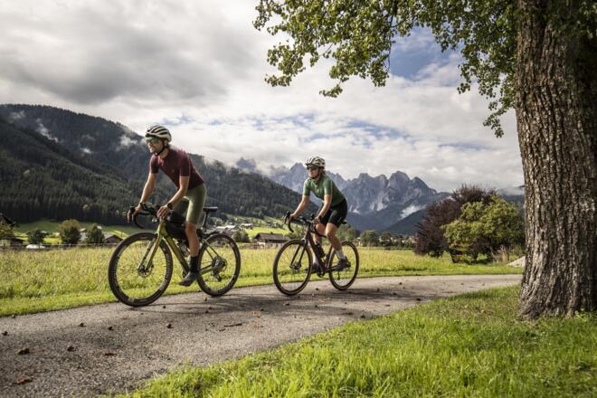 Gravelbiker vor dem Gosaukamm in Gosau auf einer ruhigen Gemeindestraße