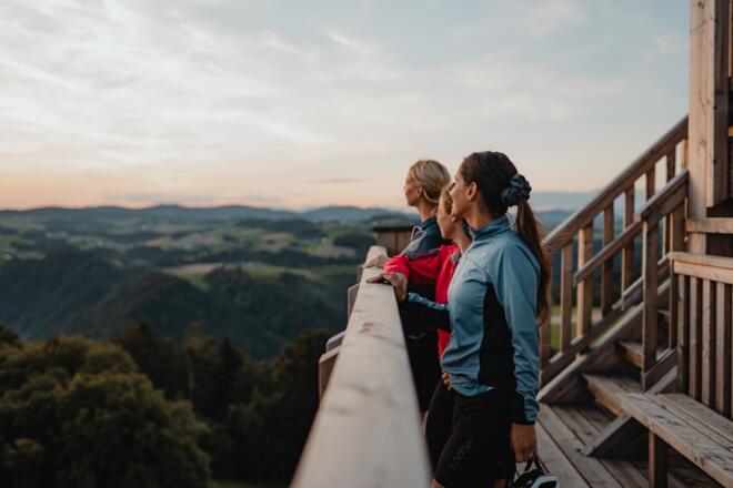 Radfahrerinnen am Aussichtsturm Burgstall Kirchberg ob der Donau