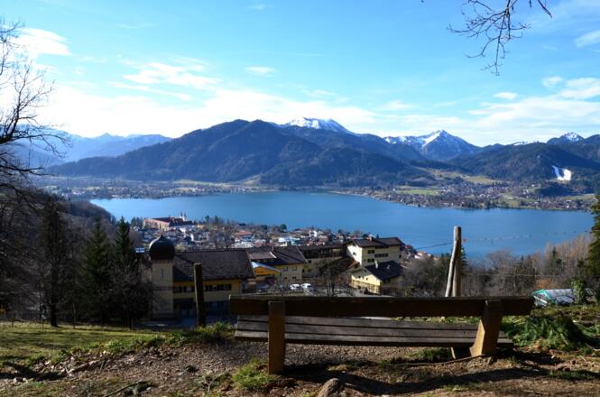 Bereits oberhalb des Hotels „Der Westerhof“ kann man die Aussicht über den Tegernsee genießen.