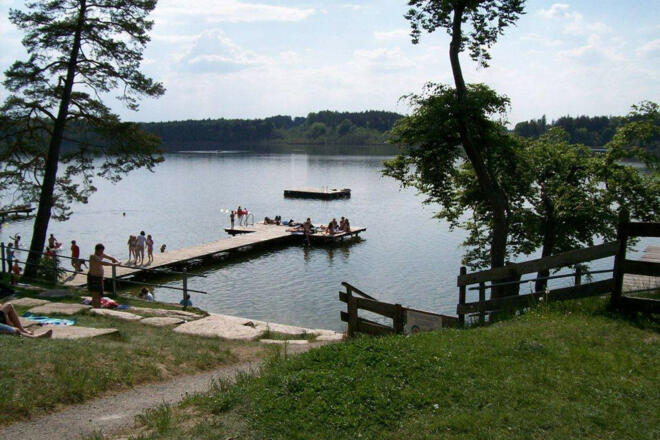 Stege-und-Badeinsel-am-Hartsee