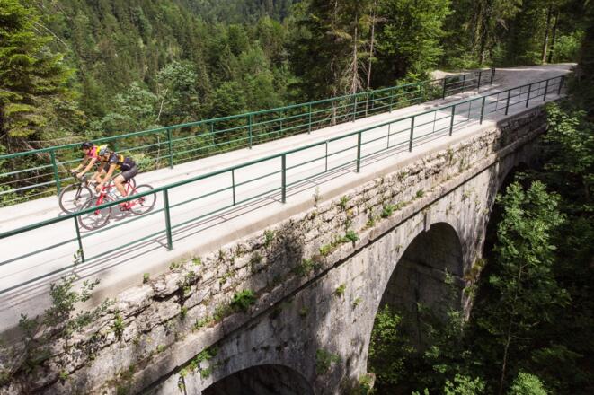 Gravelbiken auf einer historischen Brü+cke im Weißenbachtal in Bad Goisern