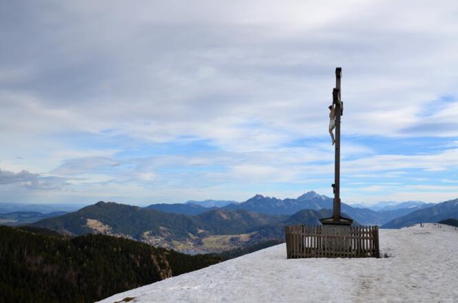 Das Panorama über den Schliersee zum markanten Wendelstein