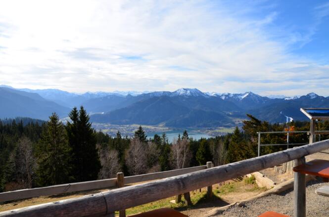 Der Ausblick von der Terrasse über den Tegernsee.