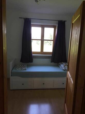 1. kleines Schlafzimmer Bett ist ausziehbar, kleinem Tisch, 1 Stuhl und kleinem Schrank.