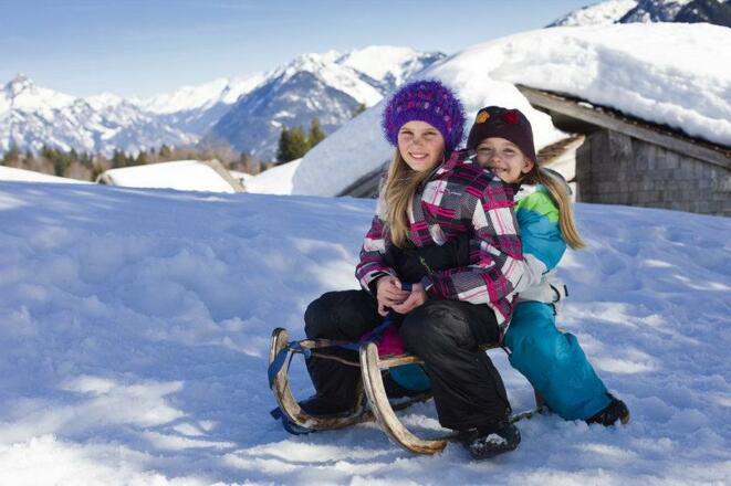 Kinder beim Schlittenfahren (c) Dietmar Walser - A