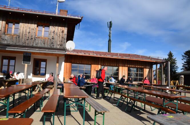 Mit etwas Glück ergattert man einen der windgeschützten und sonnigen Plätze an der Hauswand.