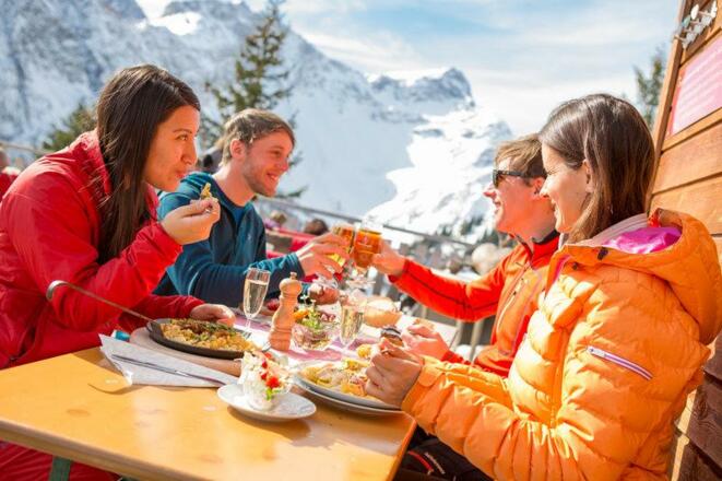 Genuss auf der Hütte im Brandnertal (c) Michael Ma