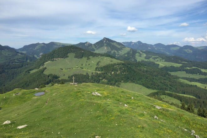 Kleines-Gipfelkreuz-nahe-der-Alm