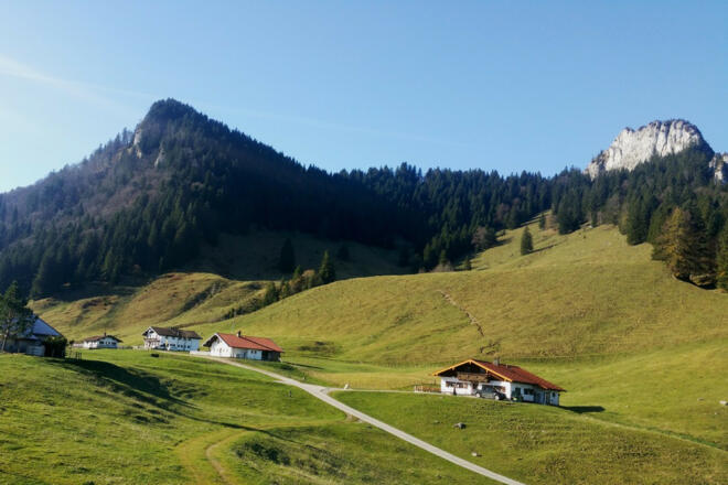 Daffneralmen-Wasserwand-im-Hintergrund