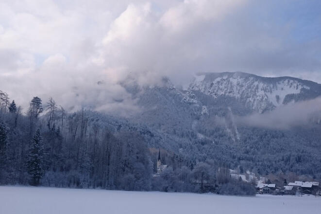 Blick vom Achendamm zur Raitener Kirche