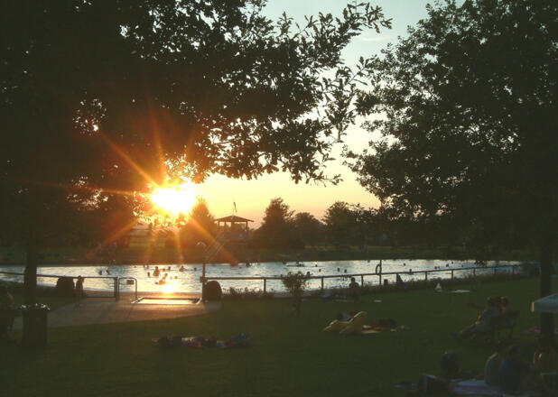 Schwimmbad_Sonnenuntergang