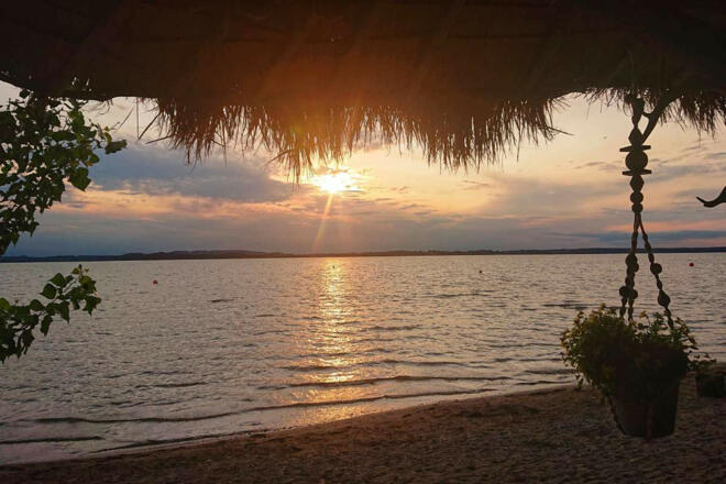 beachbar uebersee sonnenuntergang