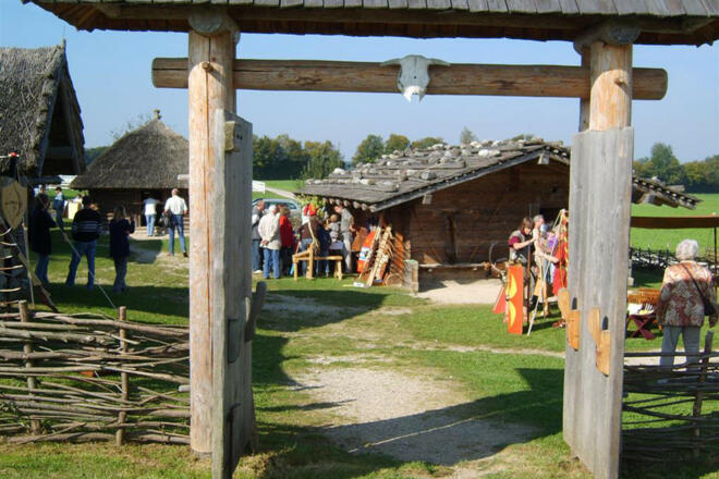 Keltengehoef-Stoeffling-Archaeologischer-Rundweg-Seeon-Seebruck