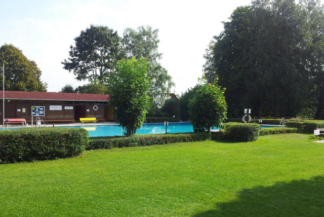 Liegewiese-Schwimmbad