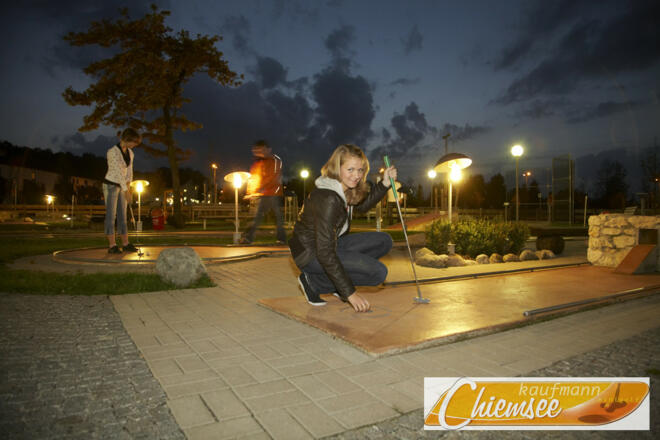Minigolf-bei-Nacht