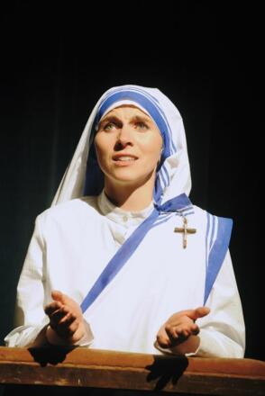 Mutter-Theresa-Aufführung im Volkstheater Bad Endorf.
