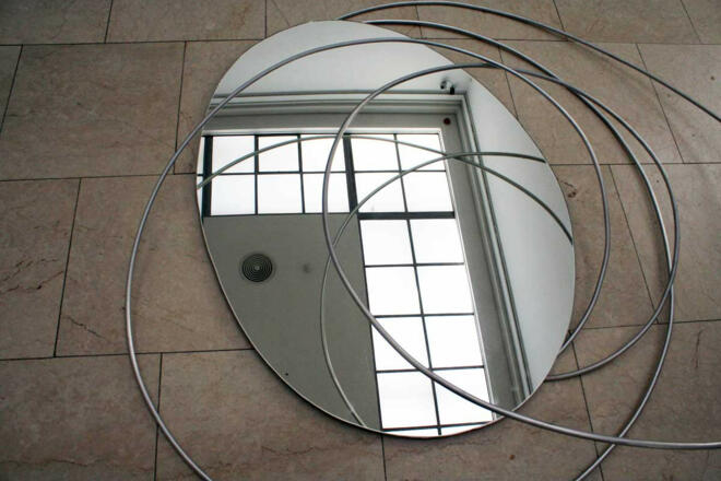 Ausstellung-Gleitflug-Galeriearchitektur-spiegelt-sich-in-der-Arbeit-von-Reinhard-Klessinger-Staedtische-Galerie-Rosenheim