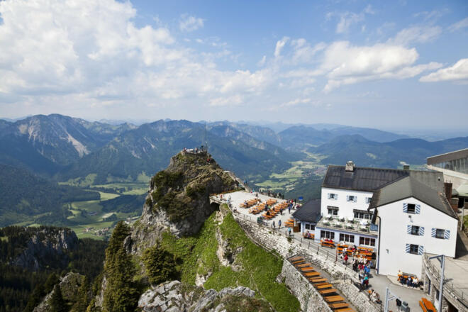 Blick-auf-Wendelsteinhaus-und-Aussichtskanzel