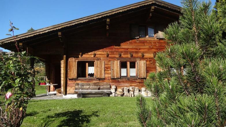 gemütlicher Sitzplatz vor dem Haus