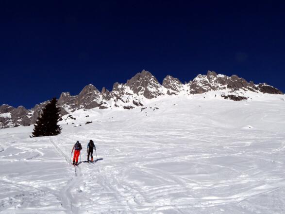 Der Anstieg verläuft durch den genussvollen Anfangsteil zum Vierrinnenkopf in der Bildmitte.