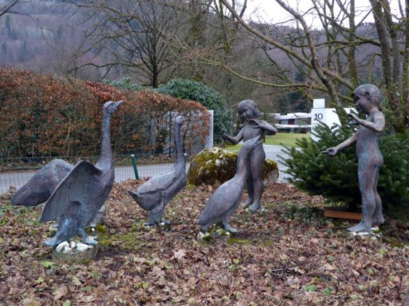 Ein reizendes Bronze-Ensemble an der Furtwänglerpromenade.